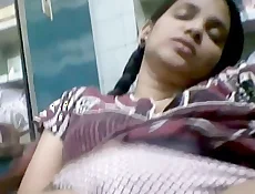 セクシーなインドの妻であるマヤは、彼女の指で自分自身を喜ばせます