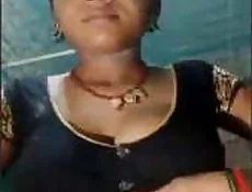 ఒక యువ భారతీయ అమ్మాయి యొక్క అందమైన యోని తాకిన మరియు ఒక అద్భుతమైన వీడియో లో వెల్లడించింది